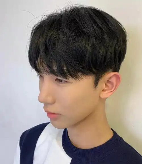 发型,一般需要借助头发自身的弹力才能更好地呈现,所以粗硬发质特别