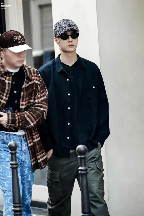 王一博巴黎逛街生图##王一博撕漫男既视感