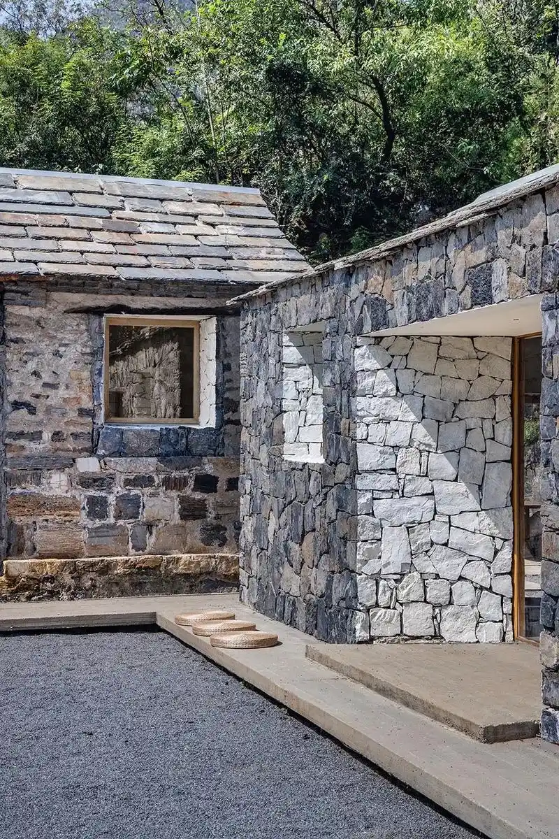 或许你很难相信,这个看似破旧的石头房就可以华丽蜕变