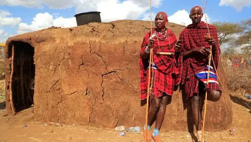 肯尼亚马赛人披红聚会仪式十五年一次战士晋升成长老