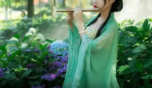 吹笛子的古装女子摄影图配图