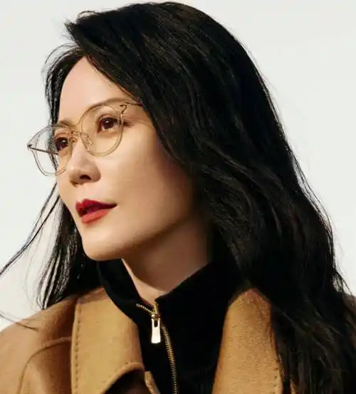 照片中,俞飞鸿也展现了多种时尚魅力.