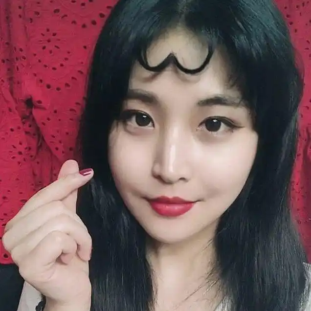 刘海部分的造型只需要用电卷棒和发胶就能完美的打造出这样的心形刘海