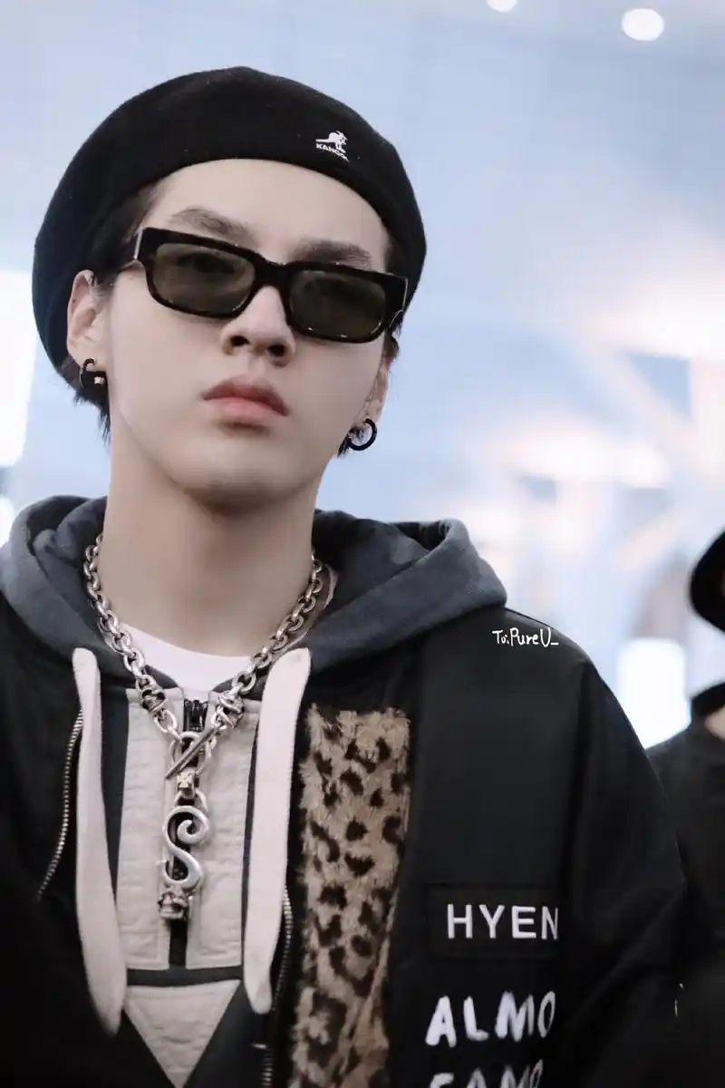 吴亦凡戴贝雷帽潮装亮相 表情呆萌侧颜迷skr人