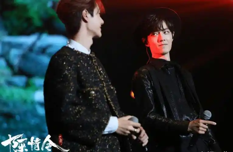 肖战与王一博难得同台并与众星合影但我却注意两人的站位