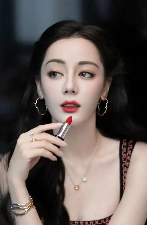 迪丽热巴的一组美照,来袭西域的美女,颜值爆表,美若天仙,简直了