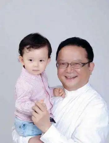 七十岁的王刚一家惊艳走红地毯十岁儿子首次亮相妻子博人眼球