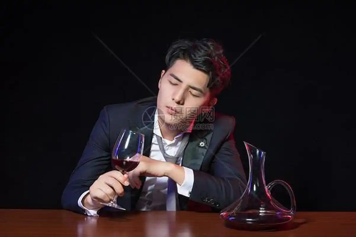 男性健康指南# 【抽烟喝酒哪个伤害更大,男人们应该怎么选择】我枚技