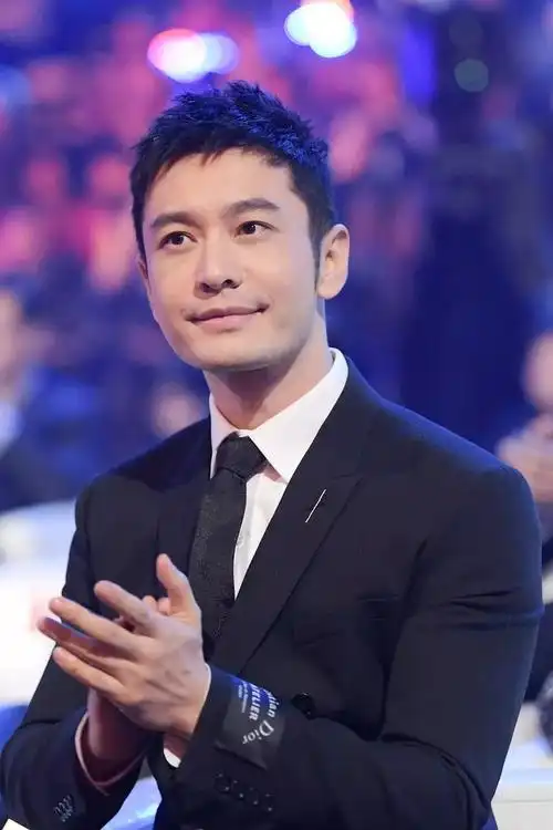 在黄晓明的发型中fade短发的出镜率很高,这款发型显得很阳光,很适合