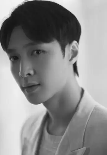 张艺兴高清黑白写真,光影间的温柔,带来阳光的和煦感觉