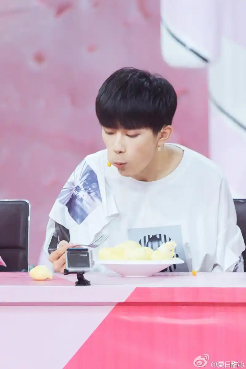 组图:大写的榴莲迷弟!易烊千玺狂吃榴莲