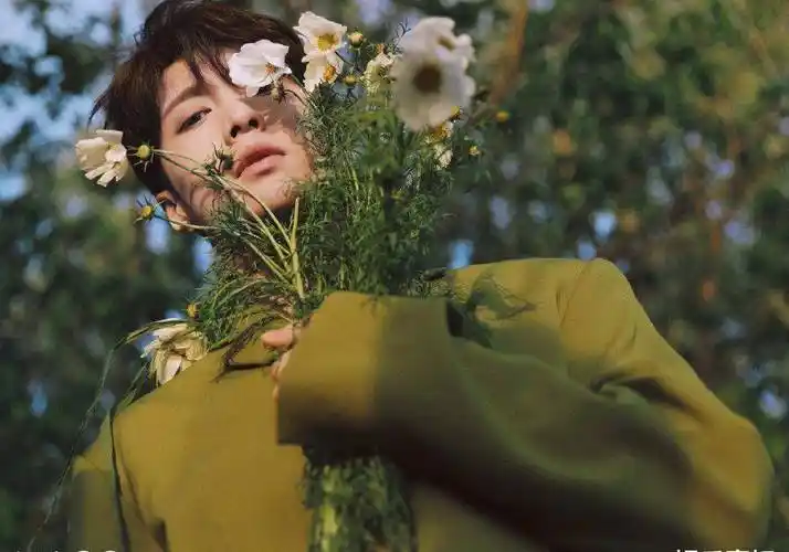 张艺兴《gq》1月刊封面大片,夏日里的明朗少年,有花有草有阳光_自然