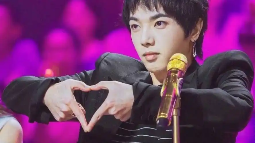 《华晨宇》比心合集~把大哥明里暗里的小心心都揣起来