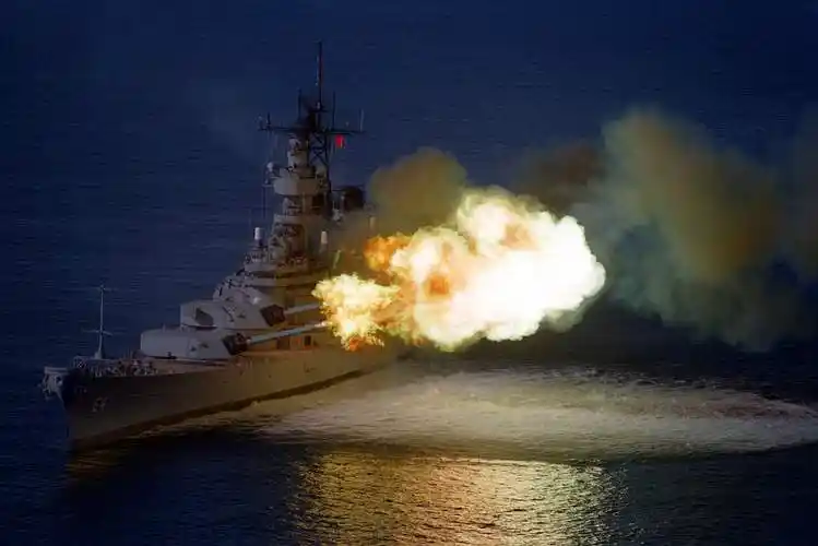 大舰巨炮战列舰开火的巨大威力