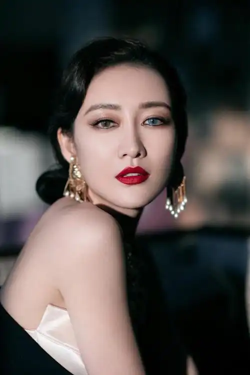 王鸥是撩人界的天花板吧穿黑色抹胸裙凹动作真是好魅惑