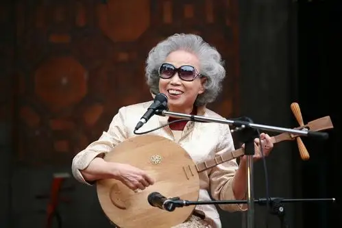 left;"> span style="font-size:20px;">说唱艺术家杨秀卿表演时的神