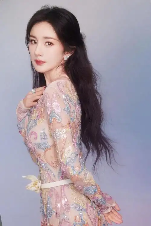 杨幂最新造型大片曝光,鎏金薄纱裙华丽亮相,温婉与优雅的气质|礼服|穿