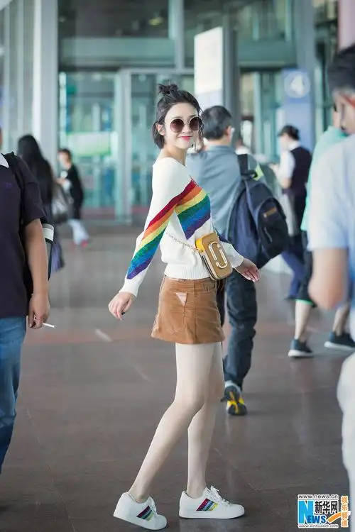 唐艺昕启程纽约时装周 元气街拍演绎"彩虹色" (5)