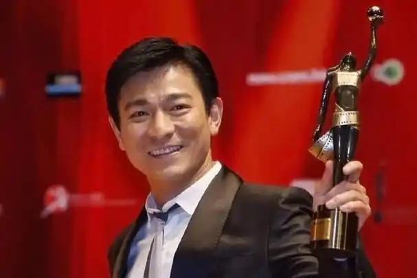 刘德华62岁生日宴 刘德华62岁生日宴在9月9日举行,他与粉丝分享快乐