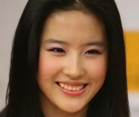 刘亦菲大笑牙齿很丑,却从未整容,教会孩子自信是父母引导的关键|小