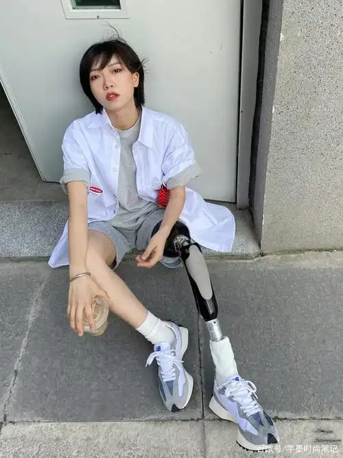 单腿女孩也时髦,一身"无性别"穿搭,你get到了吗?