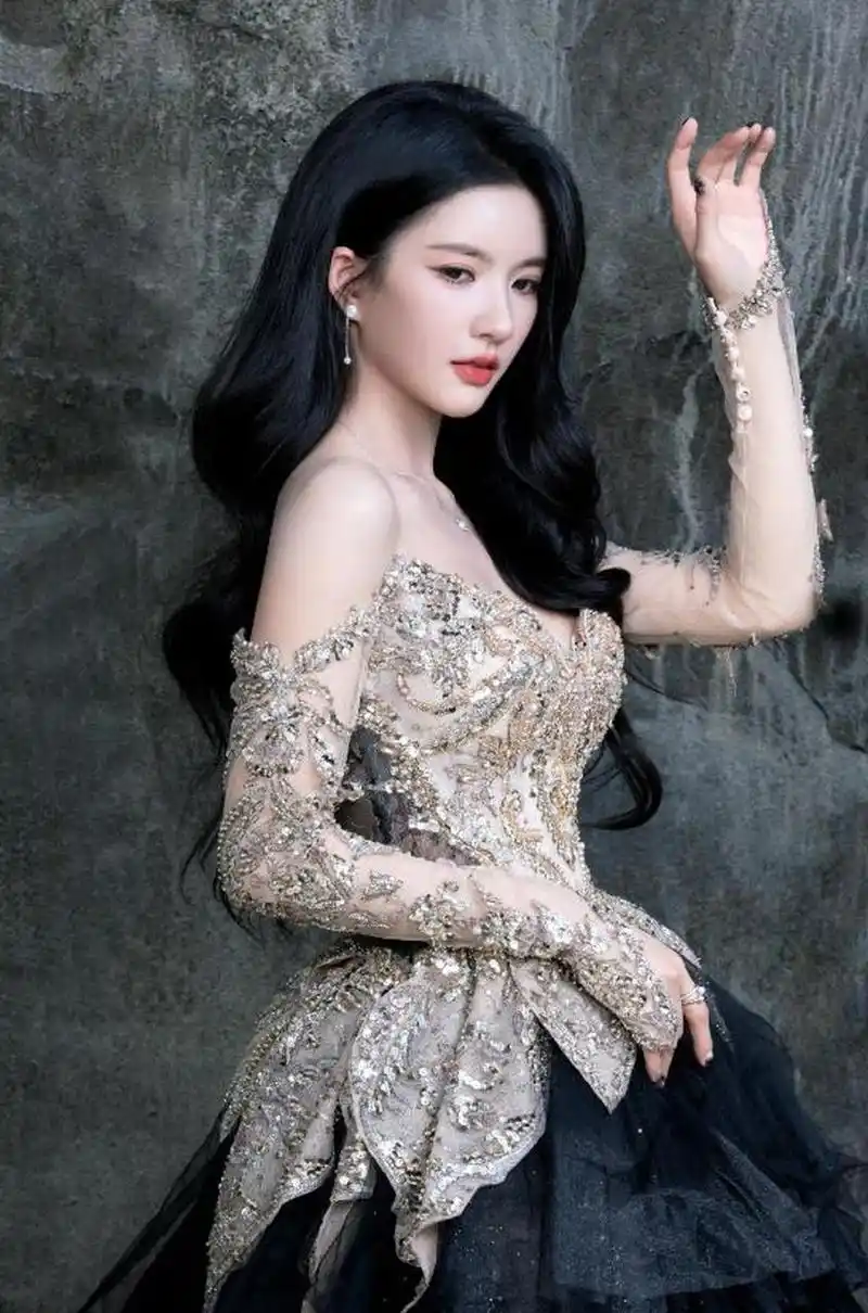 性感迷人的甜美少女#刘些宁# 身穿镶钻抹胸礼裙,香艳迷人的水能肌肤