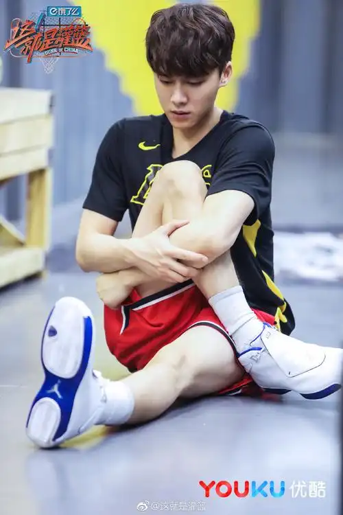 "李大腿"安排上了!李易峰高清大腿照出炉 做热身运动柔韧性惊人