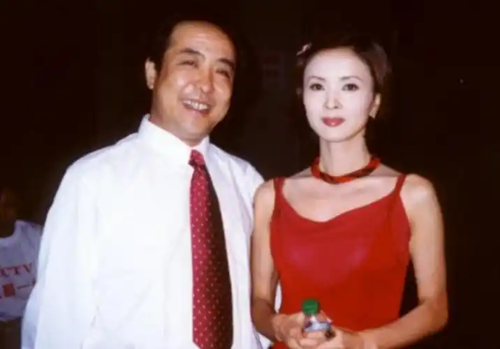 在这期间,周洁收获了爱情,和她的第一任丈夫步入了婚姻的殿堂,但可能