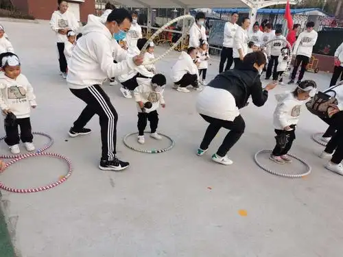 "我和秋天有个约会——大手牵小手"滨城区第四小学幼儿园秋季亲子运动