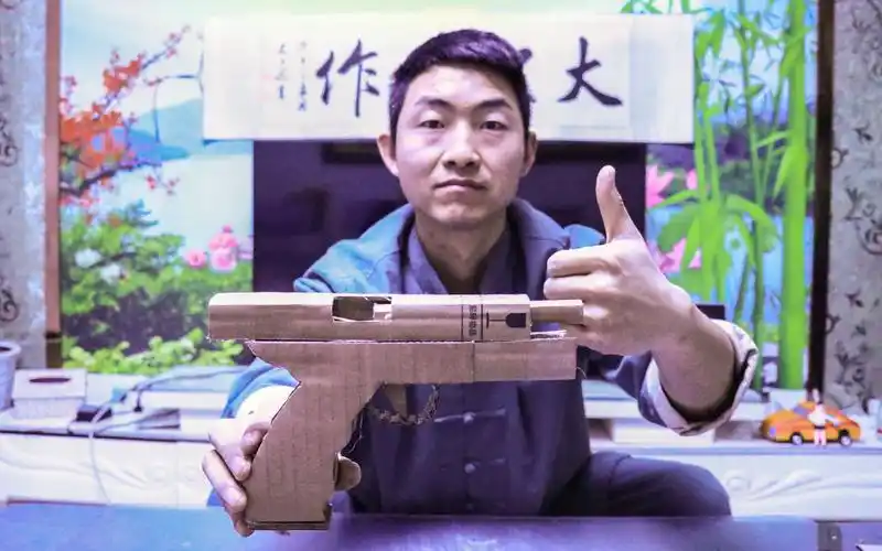 废纸板能做出什么大圣用废纸板做出格洛克半自动手枪玩具