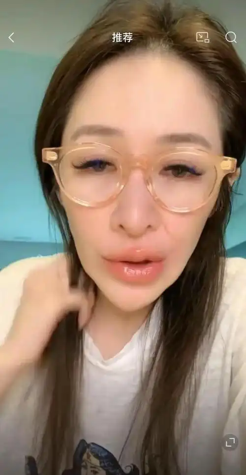 7月3日,萧亚轩晒出直播时的视频,分享自己的近况,其容貌大变令网友们