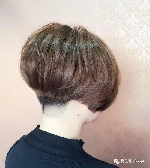 春天流行"推后边"超短发