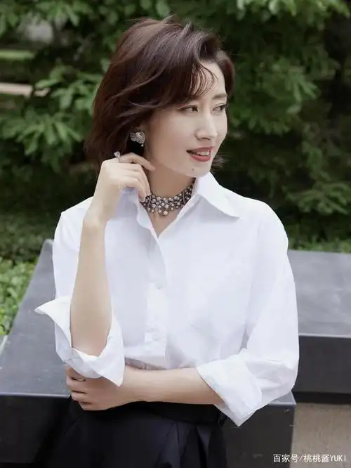 刘敏涛老是老了点,穿西装搭烟管裤气质出众,这才是45岁真实模样