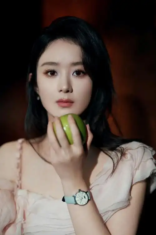 赵丽颖营业造型大片,演绎julien fournié 2021春夏高定,粉色单肩纱裙