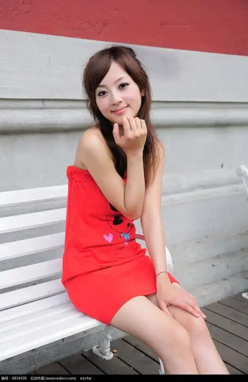 坐在白色长椅上的可爱女孩