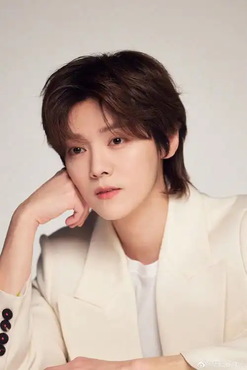 鹿晗超话今日份福利彩蛋掉落!#全世界最帅的老板#工作侧拍花絮已上新!