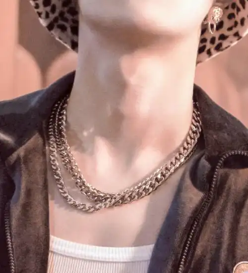 张艺兴[超话]##张艺兴微博之夜#哥哥喉结杀,太要命了张艺兴 zyx