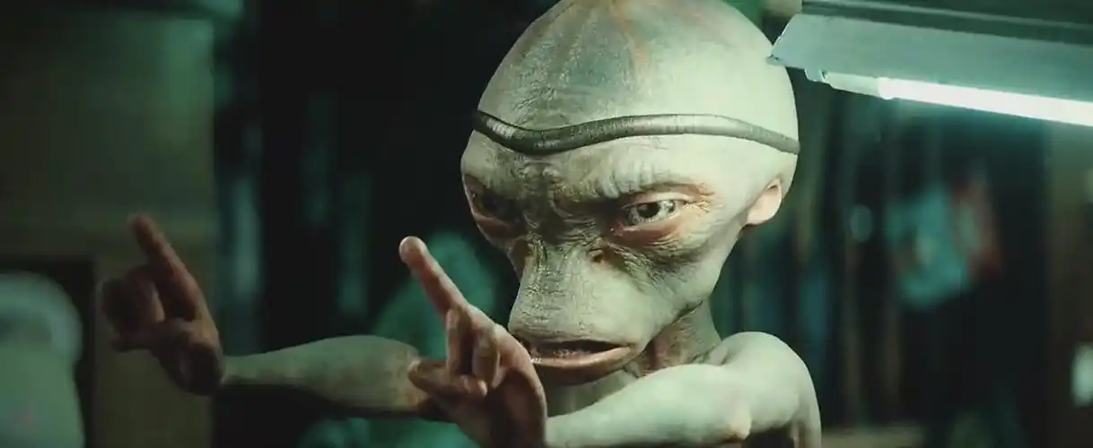 原创疯狂的外星人把外星人当药材泡酒让它练金枪锁喉将它作猴耍