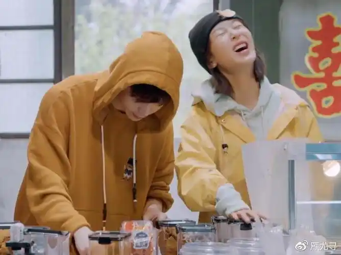 张艺兴和张子枫打羽毛球笑声不断厨房里的黄磊终于释然了