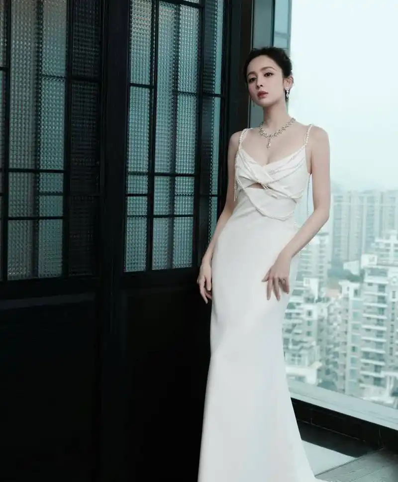 古力娜扎白色露背吊带裙,小姐姐太漂亮了#古力娜扎