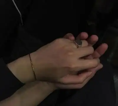 情侣牵手背景图分享 /刷到我说不定甜甜的恋爱就轮你咯每日更新更多