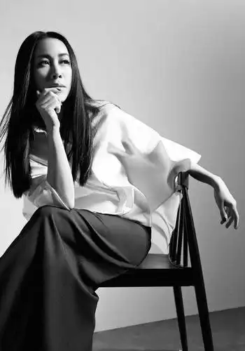 那英素颜出行格子复古外套配牛仔裤很随意围巾裹脸十足路人感