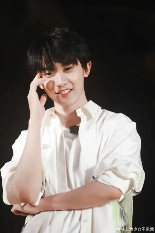 马嘉祺玩水枪花絮照#马嘉祺玩水枪花絮照,纯白造型清爽帅气,马哥的