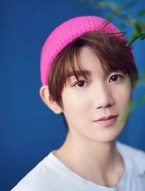 王源穿黄色的上衣配蓝色的长裤,看上去非常的迷人