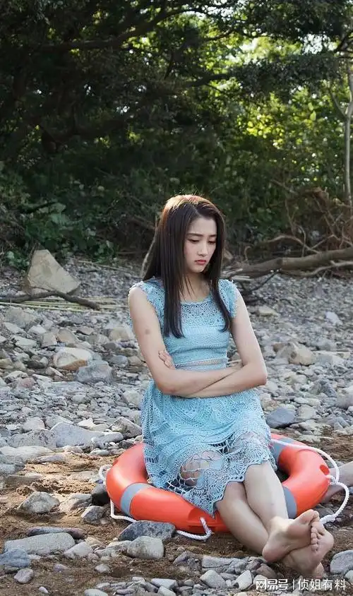 多图关晓彤浅绿裙搭红西装赤脚写真现场直拍原图什么水平