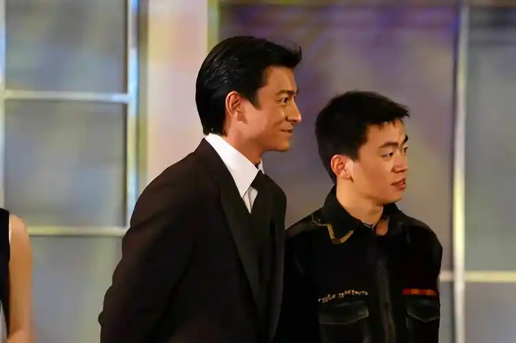 王宝强:从出身草根,到票房排名第4的百亿影帝,他的故事很励志_刘德华