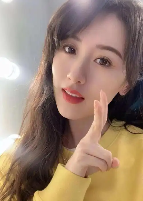 美艳俏皮肤白貌美的素颜女神袁冰妍