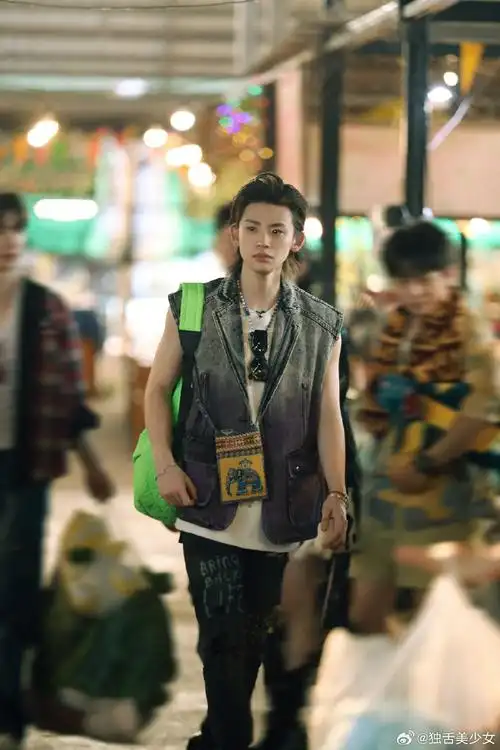 小鬼吃瓜传瓜相当到位##王琳凯自拍的视频有好多明星##音你而来