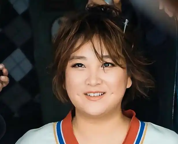 贾玲为热辣滚烫减100斤圆润女神再次出镜或是一身马甲线