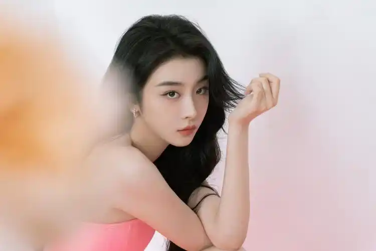 赵小棠红粉佳人礼服大片 皮肤白皙性感娇媚十足